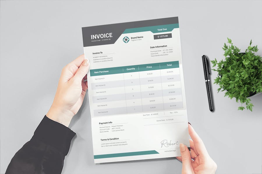 Clean Invoice Design with Green Accent